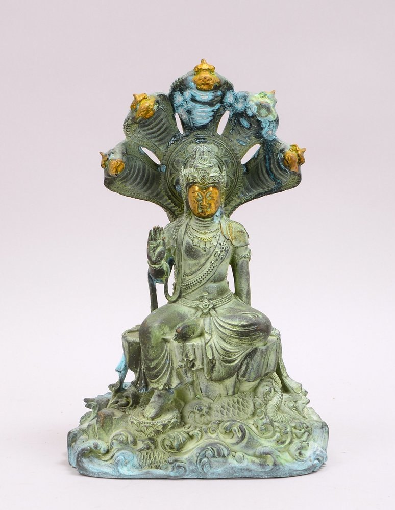 Bronzefigur, 'Sitzender Buddha' - mit Schlangen-Bekrönung, grüne Patina; Höhe 29 cm