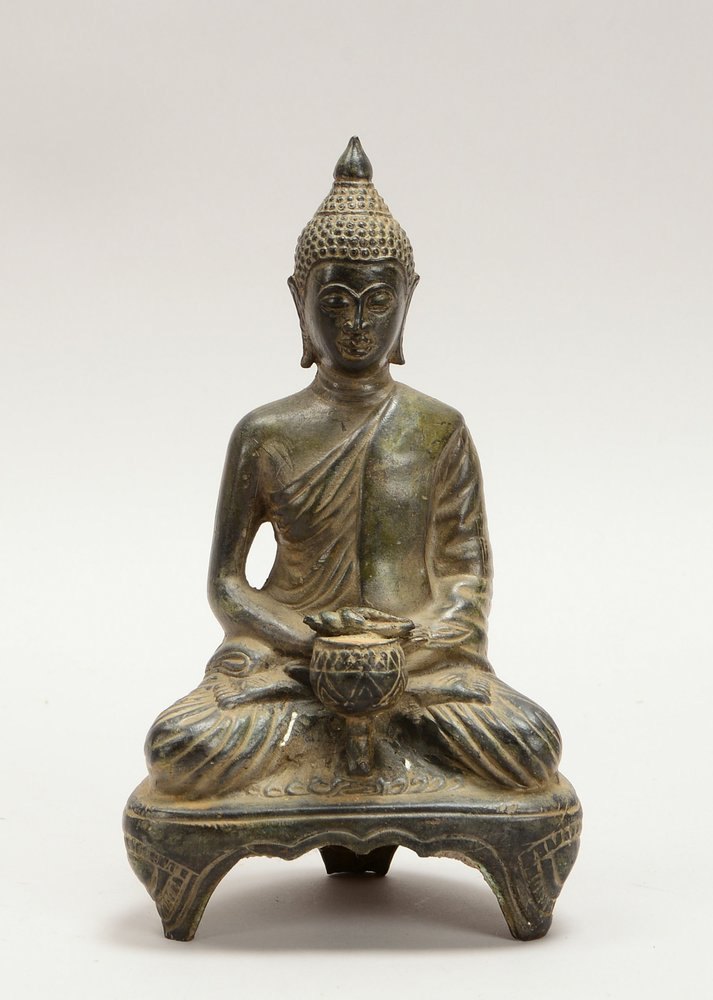 Bronzefigur, 'Sitzender Buddha' - mit Gefäß und Muschel in den Händen dargest.