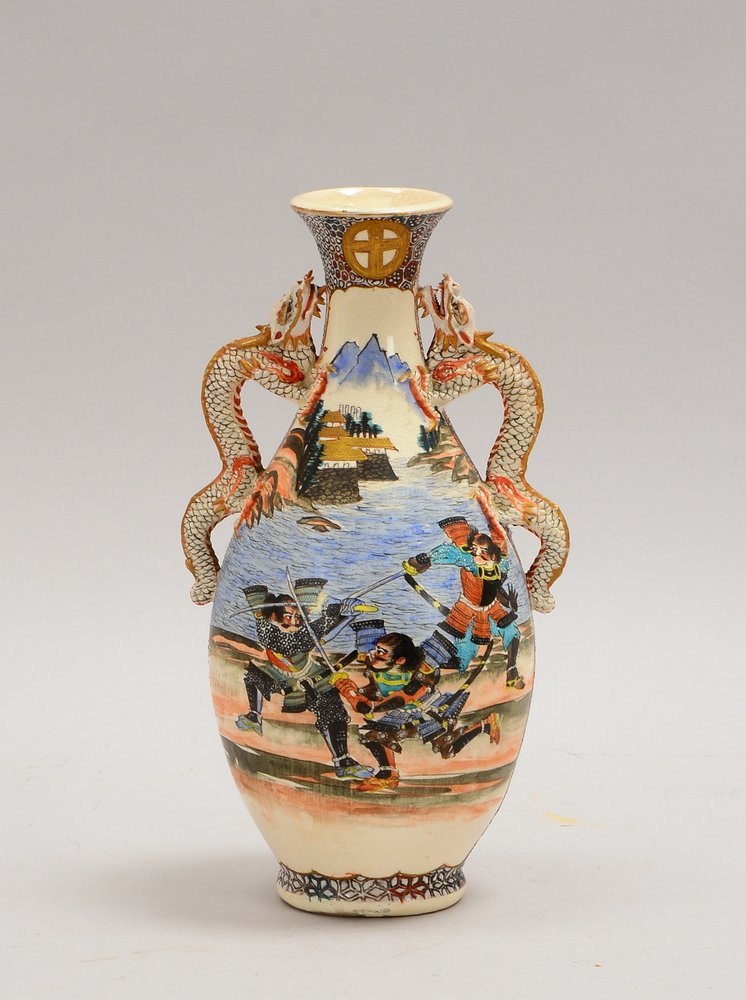 Satsuma-Vase, Steinzeug polychr., Wandung mit 'Kampfszenen', 2x seitl. Handhaben