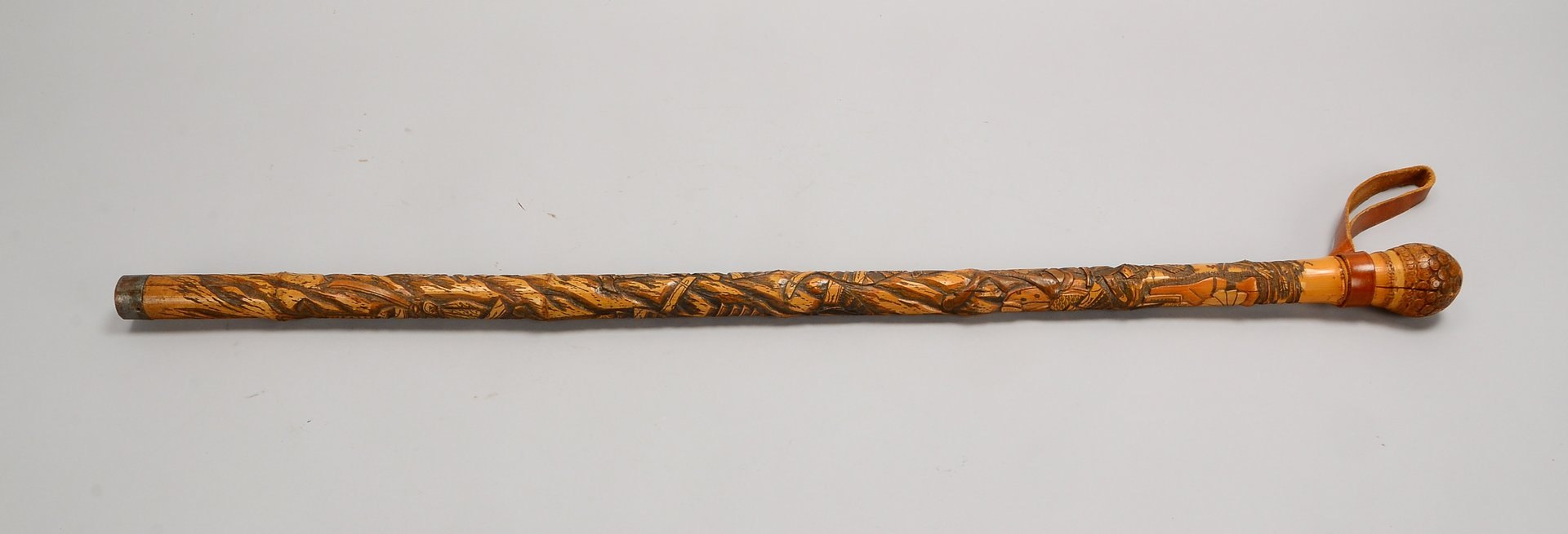 Gehstock, Bambus geschn., Stab umlaufend mit Kampfszenen, runder Knauf; Länge 89 cm