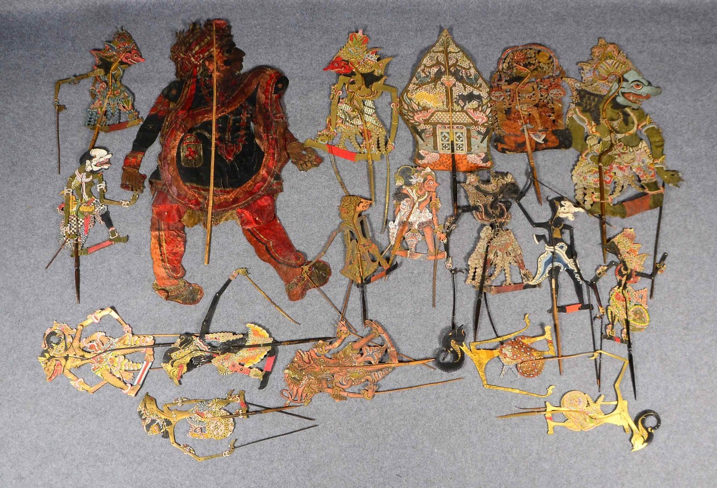 Schattenspielfiguren-Lot, versch. Ausf. und Maße, Malerei auf Pergament/Leder, ca. 17 St.