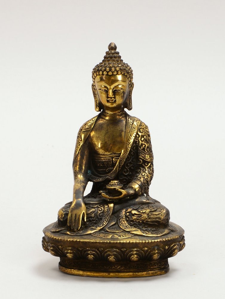 Bronzefigur, 'Sitzender Buddha' - mit Attribut in den Händen dargest.; Höhe 16 cm