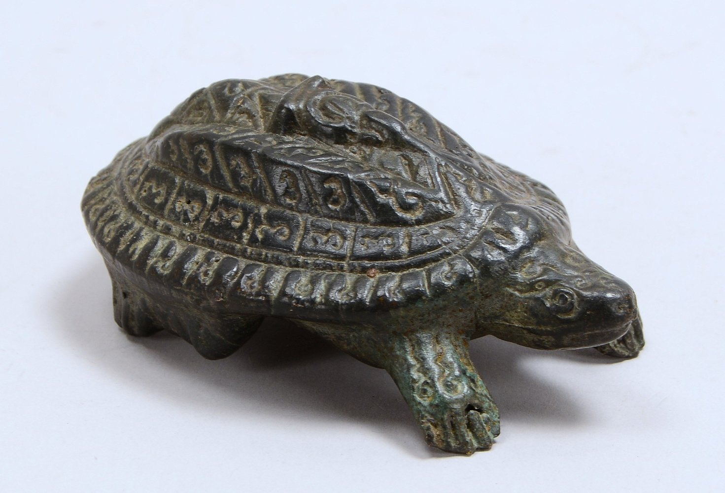 Bronzeskulptur (China?), 'Schildkröte', Figur mit ornament. Reliefdekor; Länge 12 cm