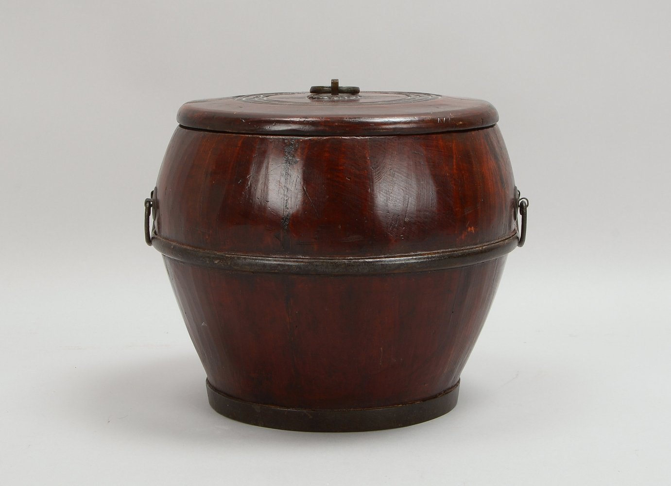 Speisebehälter, rötl. Holz, Korpus mit Metall-Applikationen, mit Deckel; Höhe 22 cm
