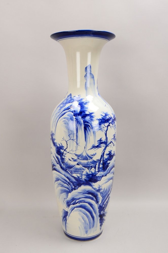 Gr. Bodenvase, mit blauer Unterglasurmalerei (Landschaftsmotive); Höhe 84,5 cm