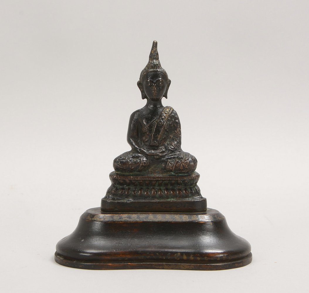 Bronzeskulptur, 'Sitzender Buddha', mit dkl. Patina, auf Holzsockel; Höhe 14 cm