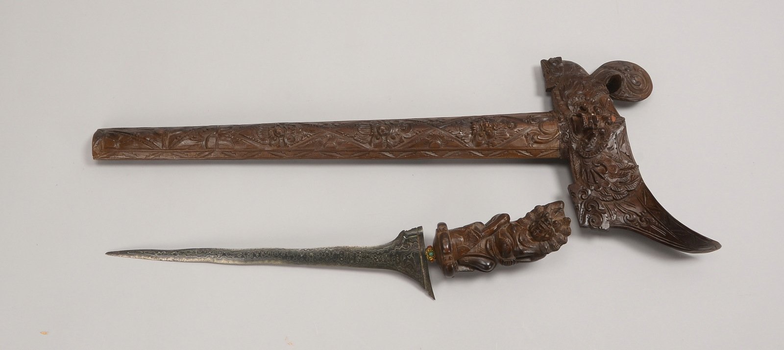 Kris, Klinge Damaststahl mit feiner Ornamentik, Hartholz-Knauf und Scheide