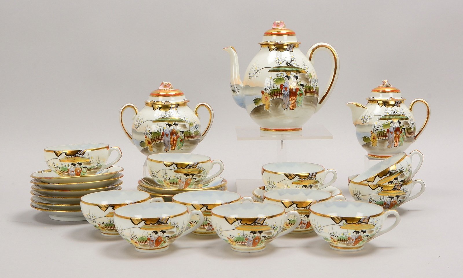 Teeservice, mit polychr. Motiv, 'Geishas in Landschaft', für 12 Pers. (1 Tasse fehlt)