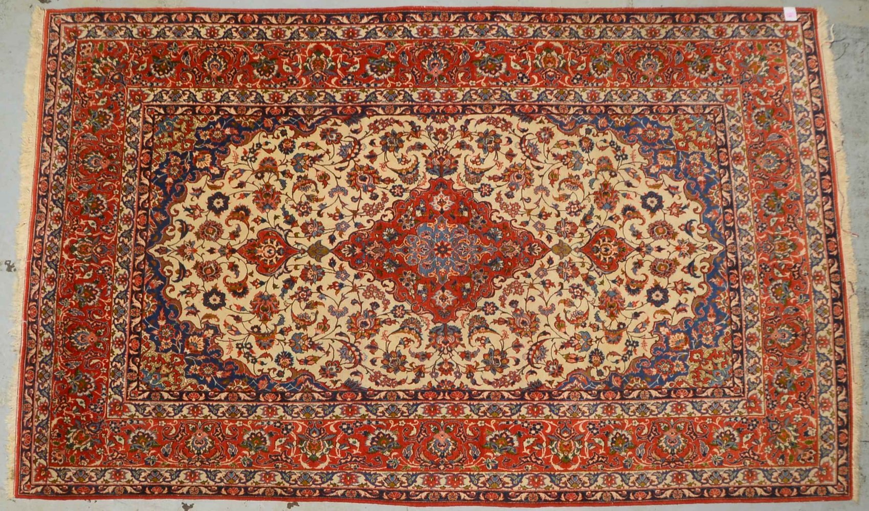 Isfahan, mittelf. bis feine Kn., gleichmäßiger Flor - guter Zust.; Maße 330 x 200 cm