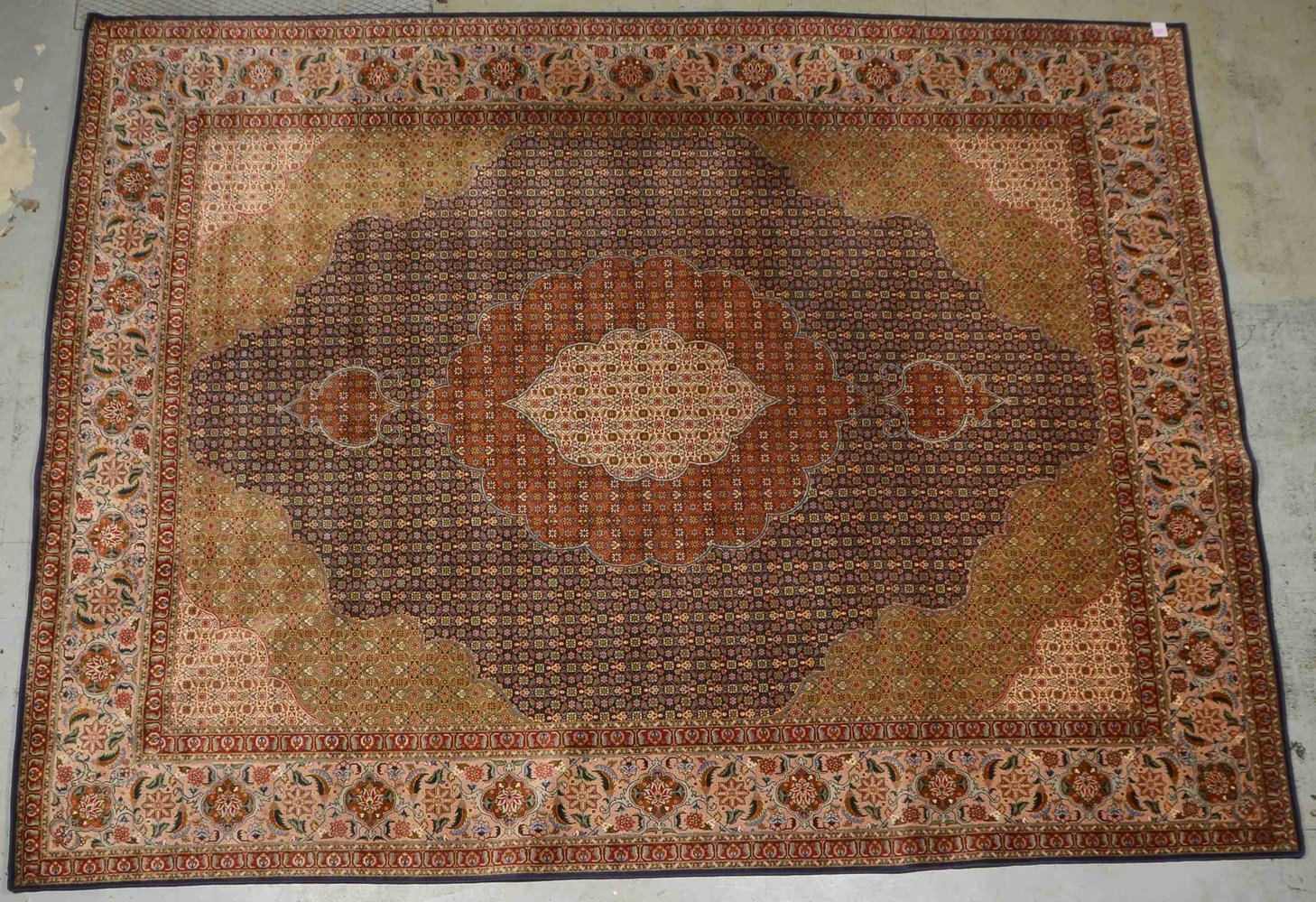 Täbriz (Iran), sehr feine Kn., gekettelt, sign., guter Zust.; Maße 400 x 305 cm