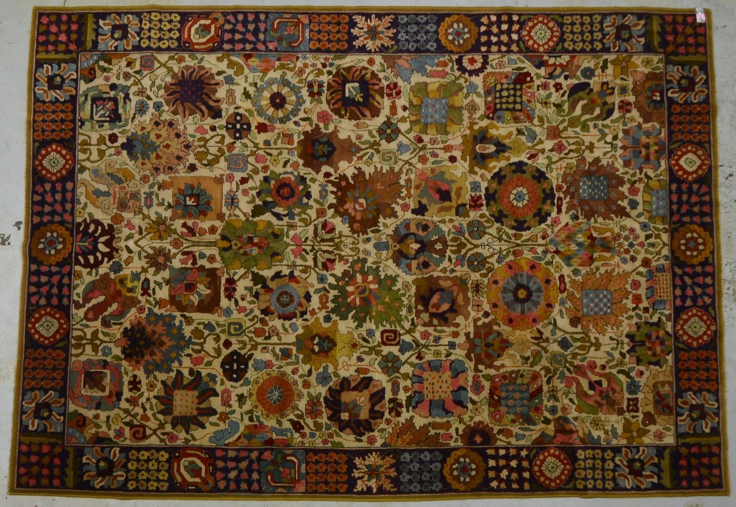 Tetex, mit stilisiertem Täbriz-Motiv, Flor in gutem Zustand; Maße 284 x 200 cm