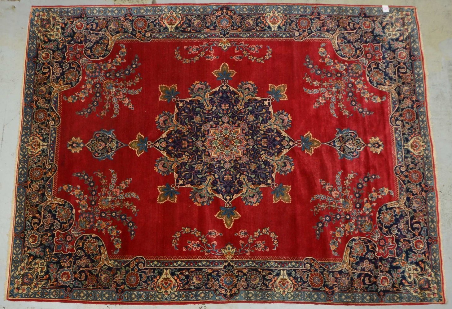 Meshed, mittelfeine Knüpfung, Flor in gutem Zustand; Maße 335 x 250 cm