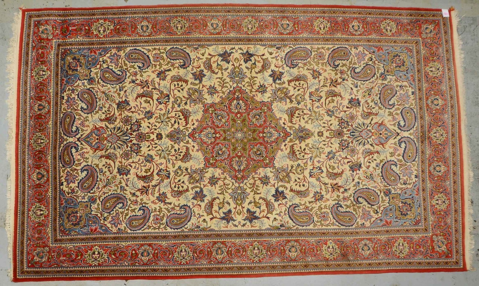 Ghom, feste Kn., hellgrundig, Flor in gutem Zustand; Maße 348 x 213 cm