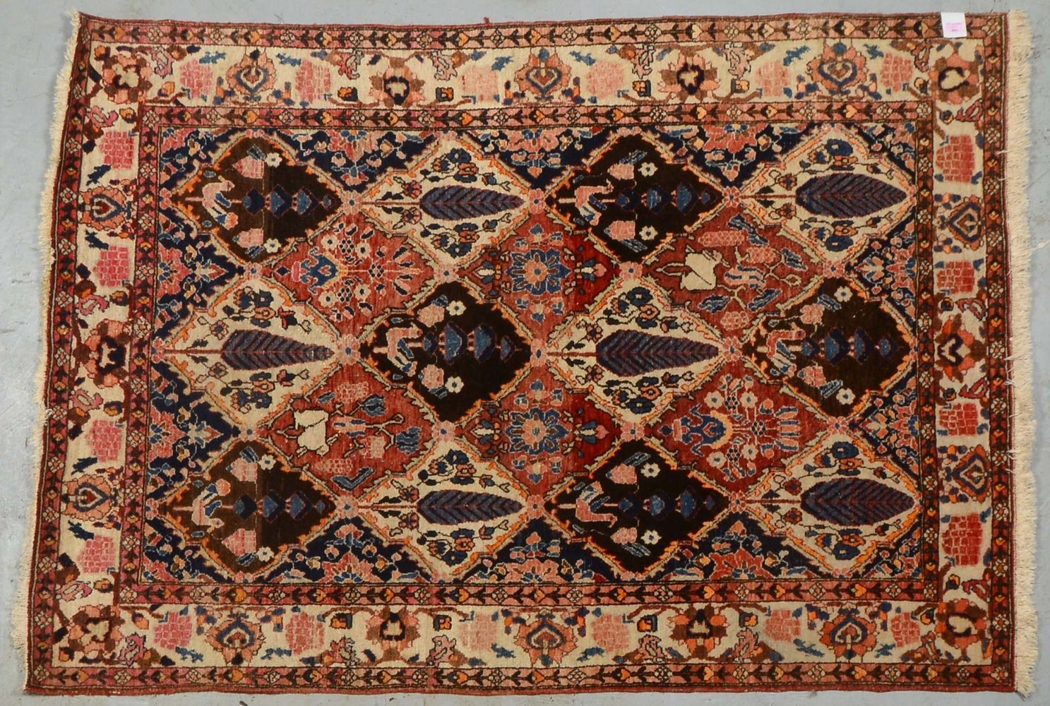 Sarough, feste Knüpfung, hellgrundig, Flor in gutem Zustand; Maße 204 x 146 cm