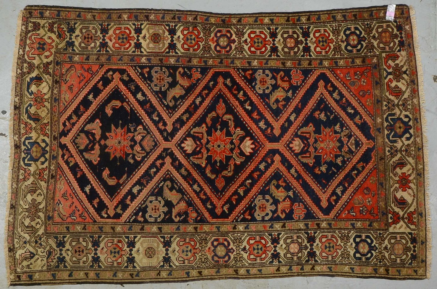 Malayer, älter, mittelfeine Knüpfung, Flor gleichmäßig dünn; Maße 197 x 129 cm