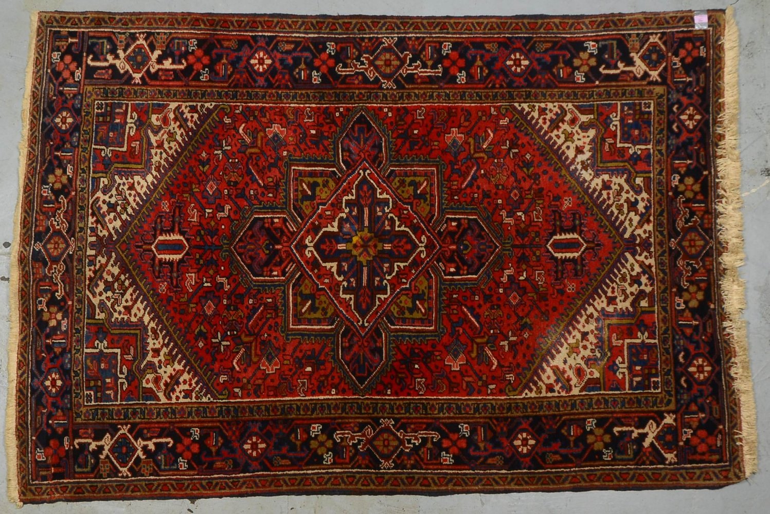 Heriz, ringsum komplett, gleichmäßiger Flor - insges. guter Zustand; Maße 214 x 148 cm