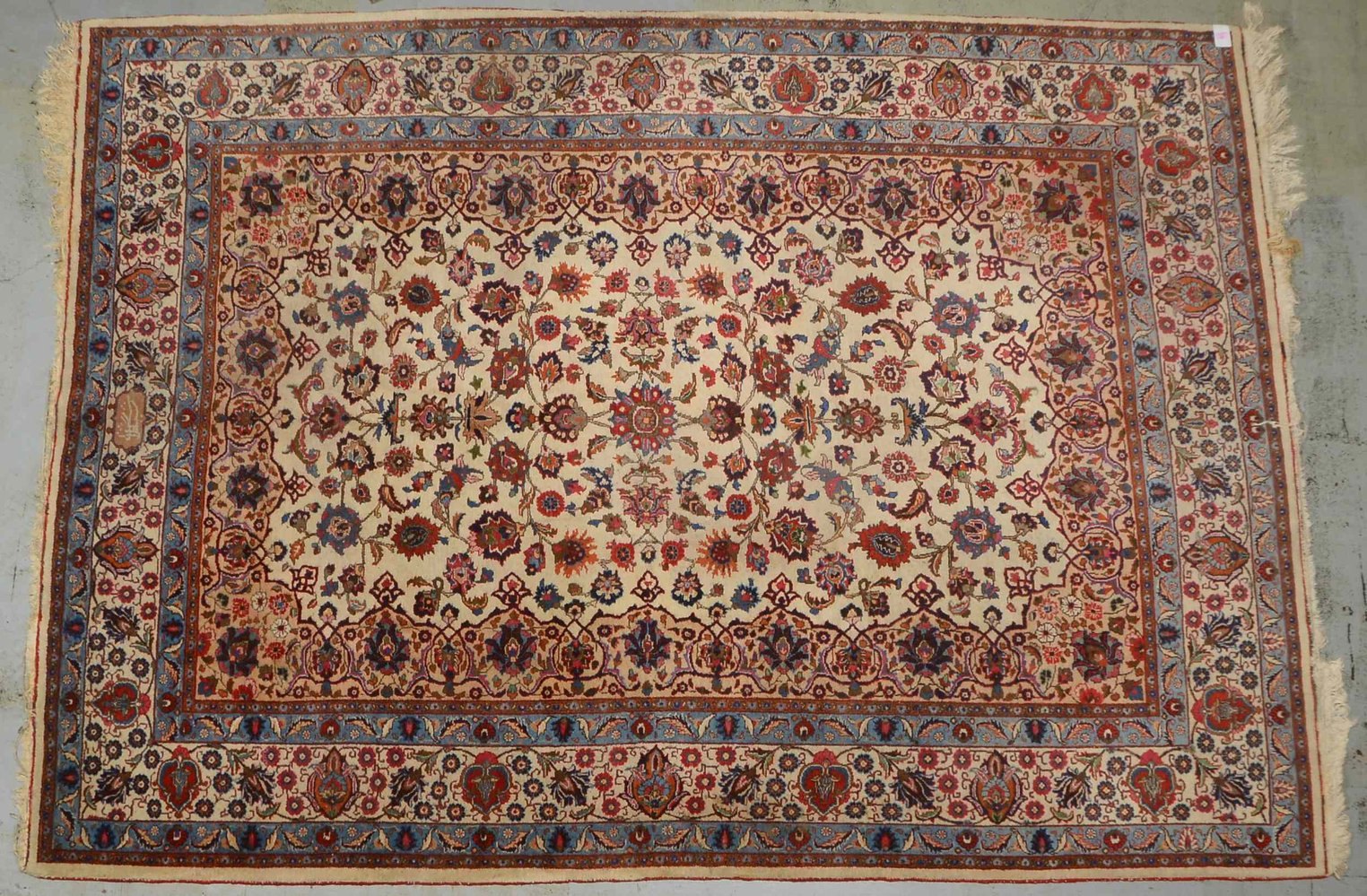 Meshed (Iran), mittelfeine Kn., hellgrundig, floral durchgemustert, sign.; Maße 360 x 260 cm