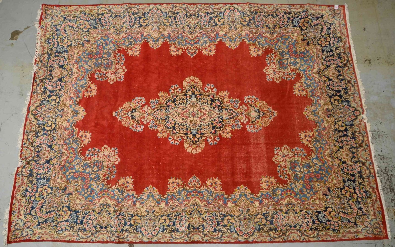 Kirman, mittelfeine Kn., Flor mit sichtbaren Knotenköpfen; Maße 418 x 300 cm