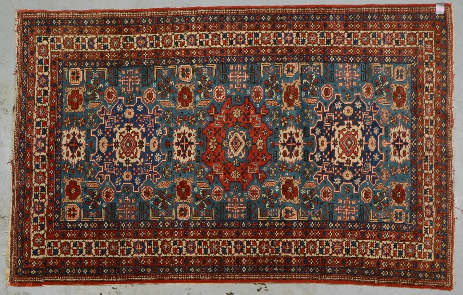 Ardebil, mittelfeine bis feine Knüpfung, Flor in gutem Zustand; Maße 214 x 137 cm
