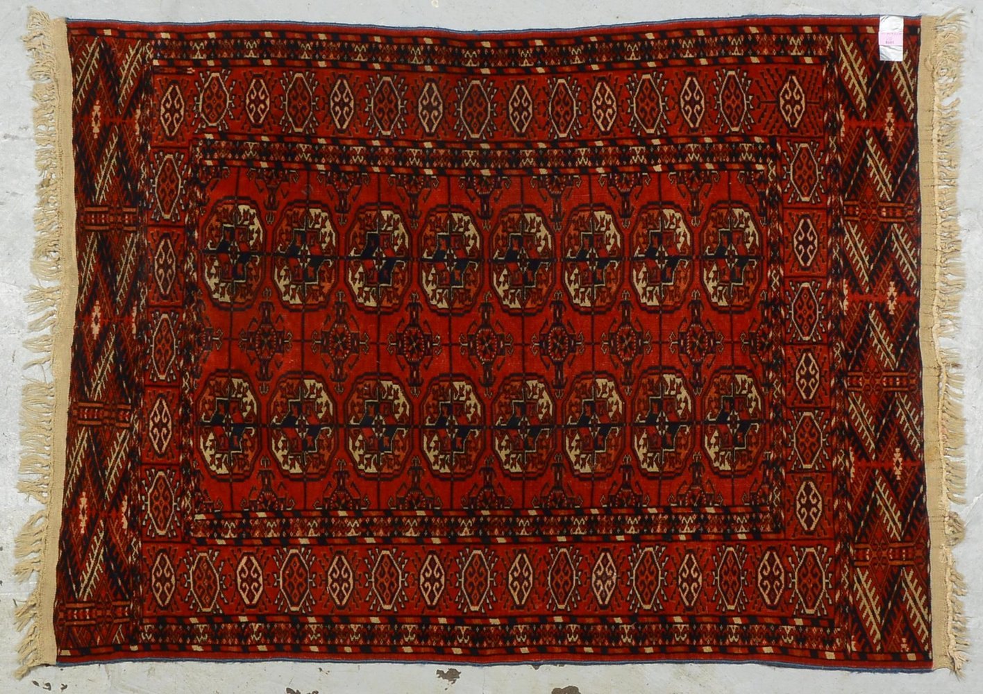 Tekke-Bukhara, feine Knüpfung, gleichm. Flor - insges. guter Zust.; Maße 135 x 100 cm