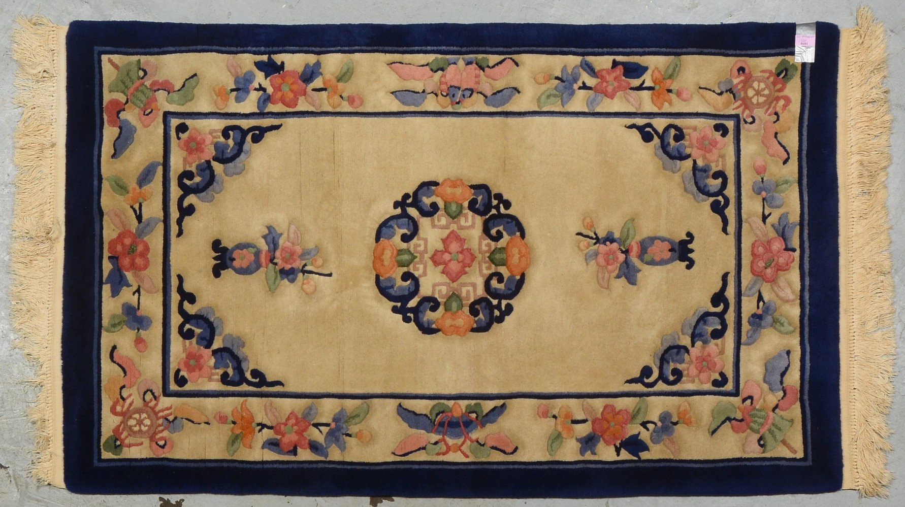 Teppich (China), feste Knüpfung, dichter hoher Flor mit Reliefschur; Maße 154 x 94 cm