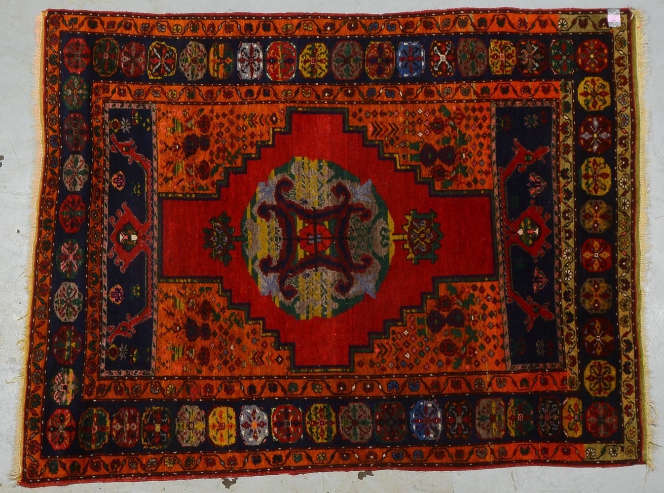 Orientteppich, mittelfeine Knüpfung, Flor in gutem Zustand; Maße 185 x 144 cm