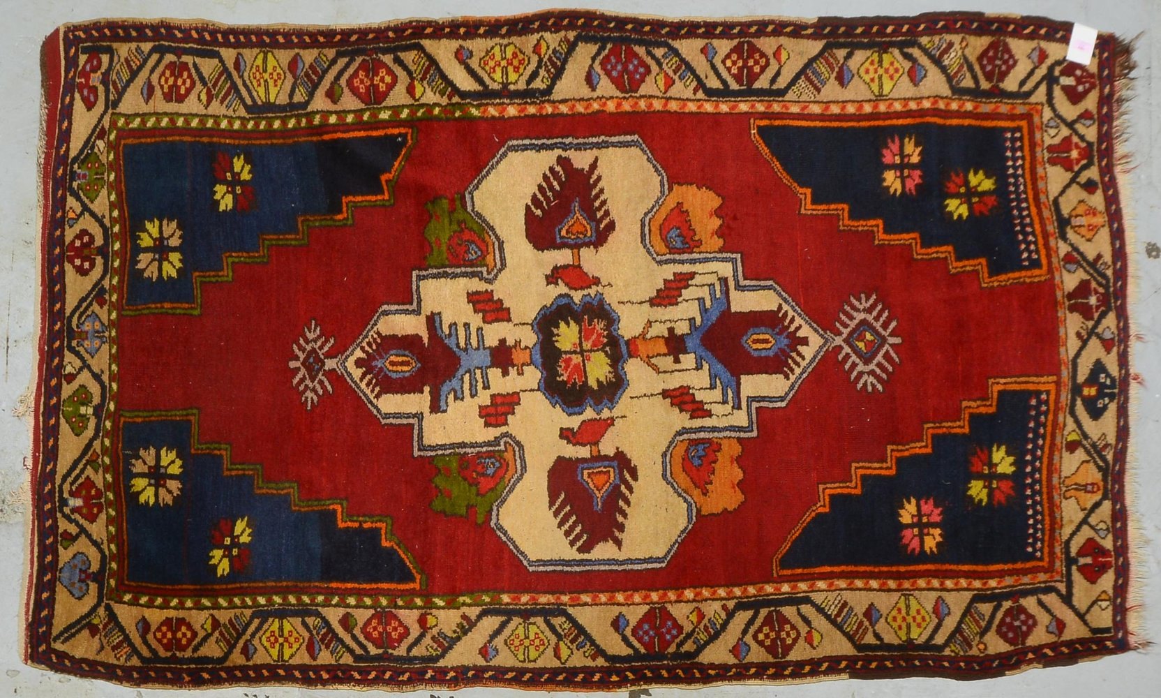 Orientteppich (Anatolien), antik, gleichmäßiger Flor - guter Zust.; Maße 232 x 145 cm