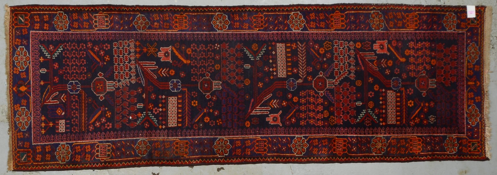 Orientgalerie, mittelfeine Knüpfung, Flor in insgesamt guter Erhaltung; Maße 308 x 103 cm