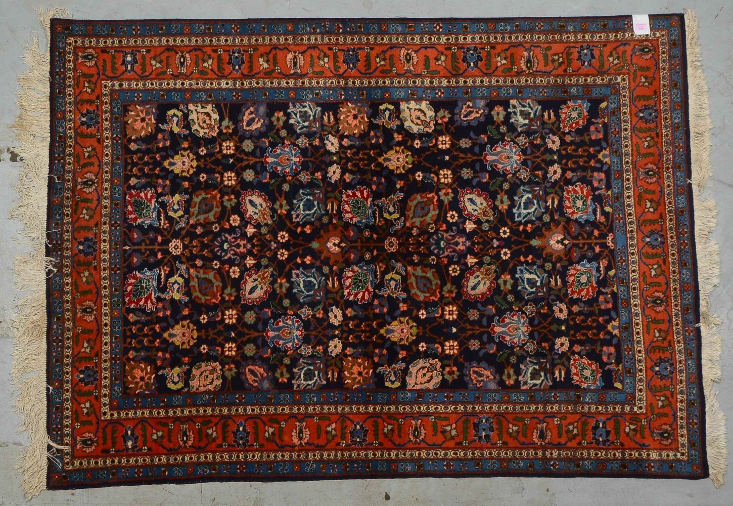 Täbriz, mittelfeine bis feine Knüpfung, Flor in gutem Zustand; Maße 200 x 145 cm
