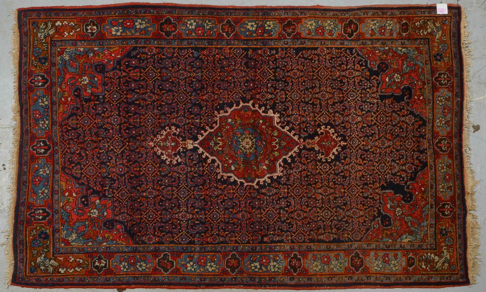Bidjar, alt, mittelf. bis feine Kn.; Maße 210 x 135 cm (Flor mit leichten Gebrauchssp.)