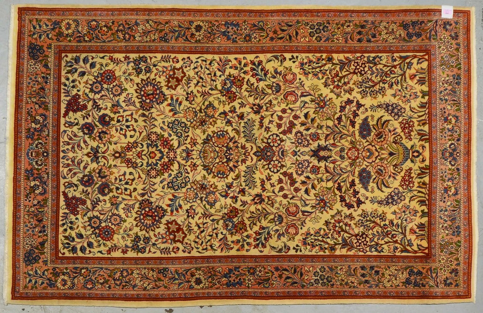 Sarough, feine Kn., beigef. Grund, mit floralen Motiven durchgemustert, dichter Flor