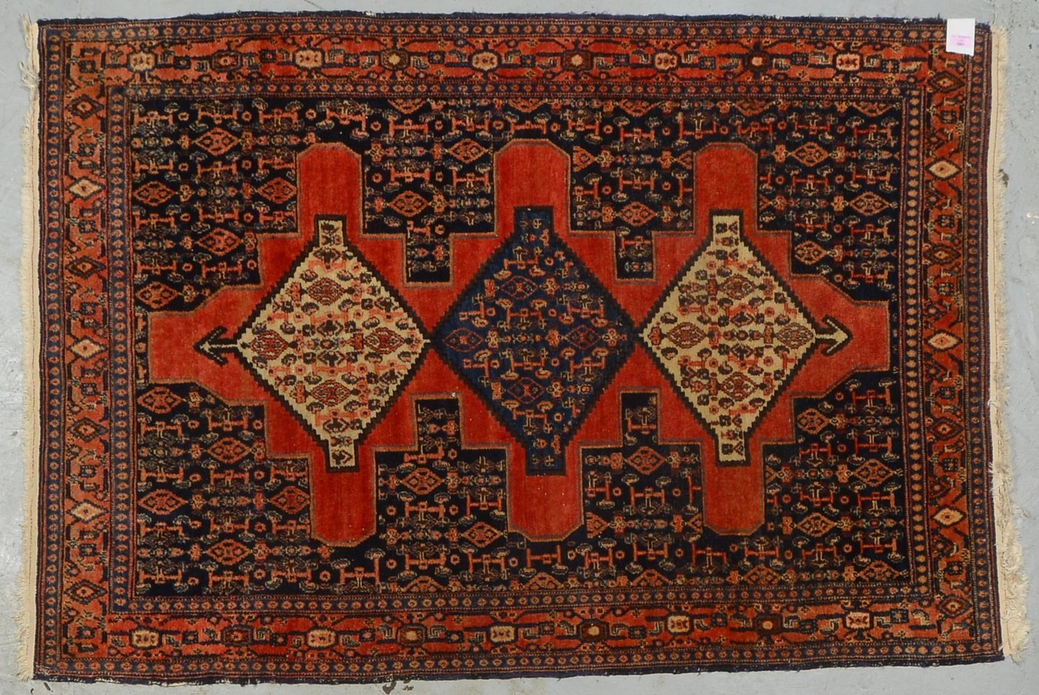 Senneh, feine Knüpfung, Flor in gutem Zustand; Maße 175 x 120 cm