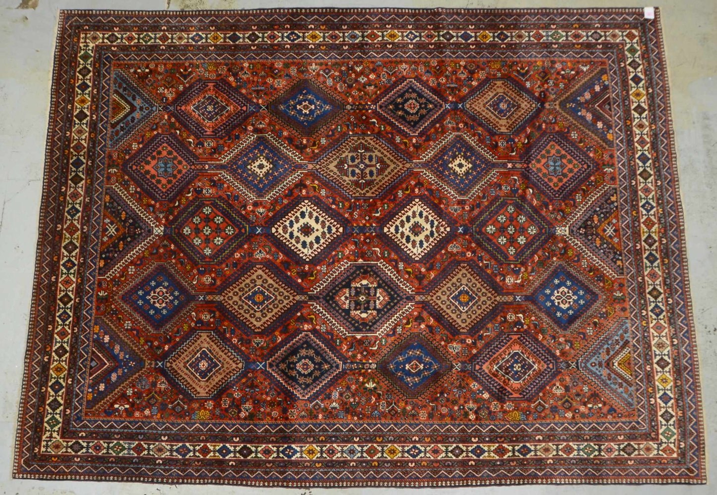 Yallameh, mittelfeine Kn., ringsum kompl., Flor in guter Erhaltung; Maße 334 x 254 cm