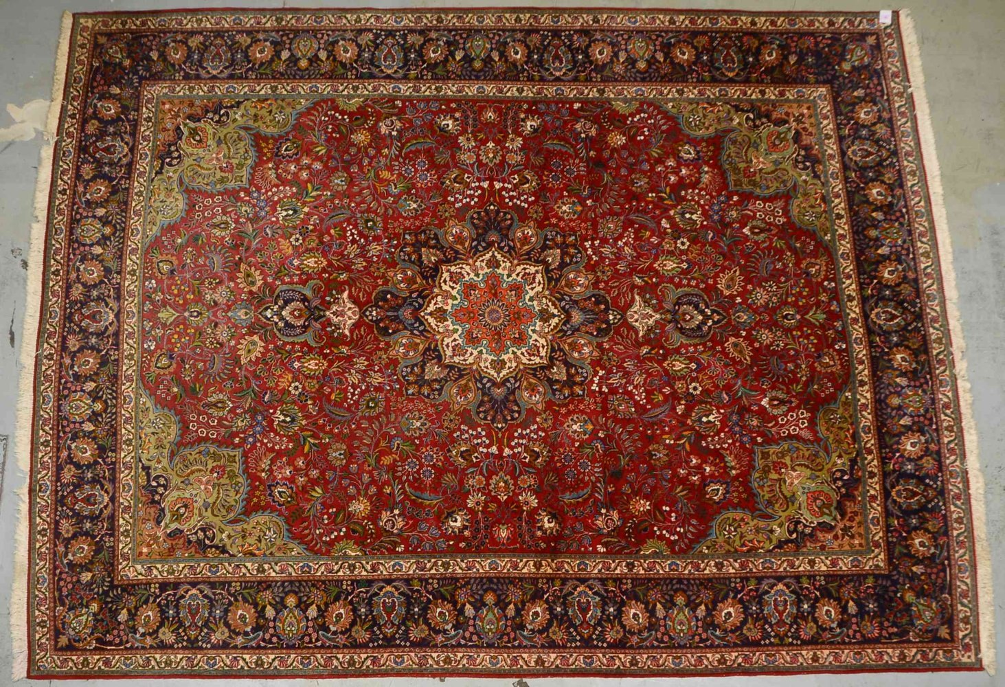 Täbriz, mittelfeine Knüpfung, Flor in gutem Zustand; Maße 395 x 300 cm