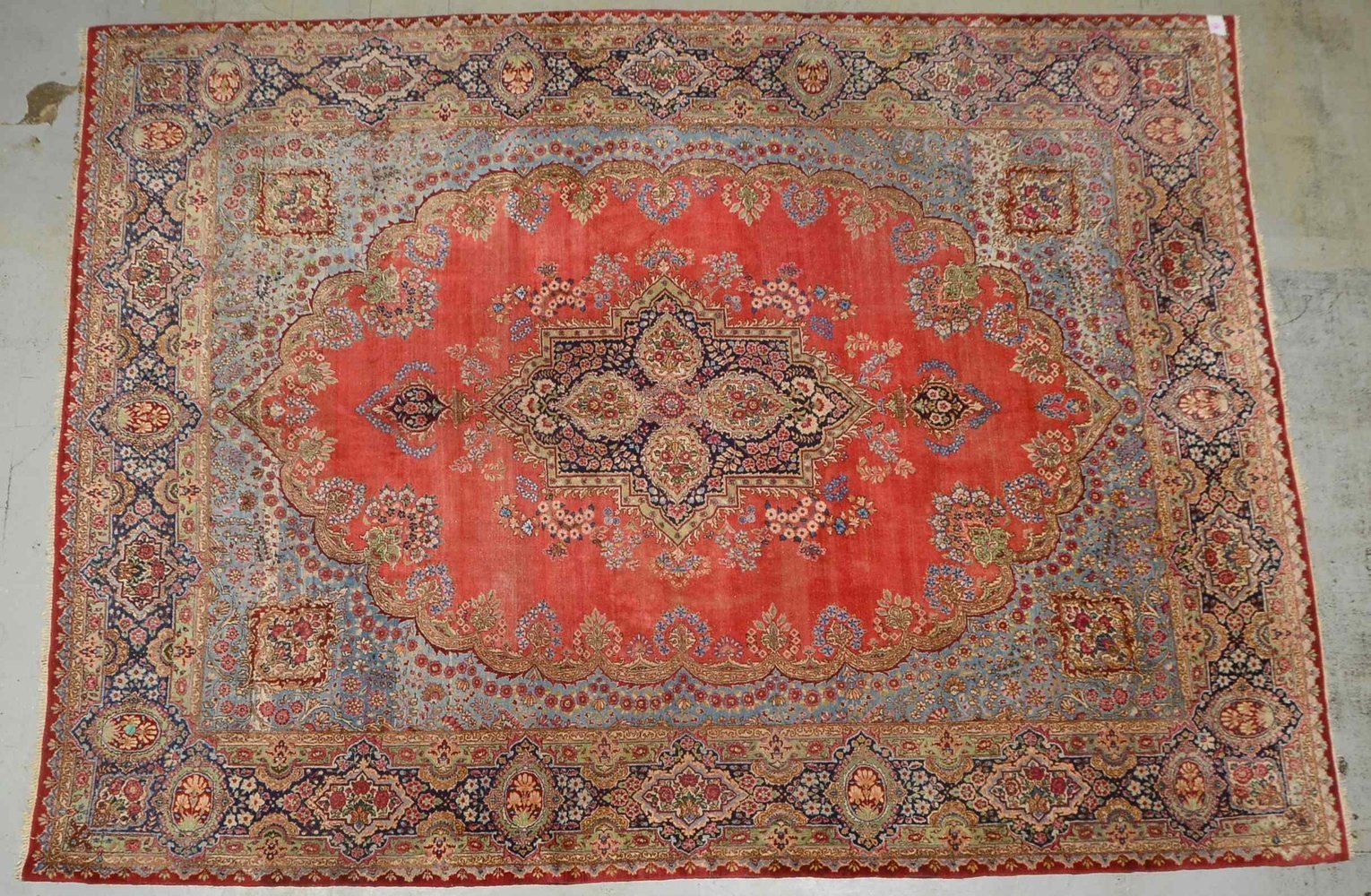 Kirman, feine Knüpfung; Maße 366 x 270 cm (Flor stellenweise dünner)