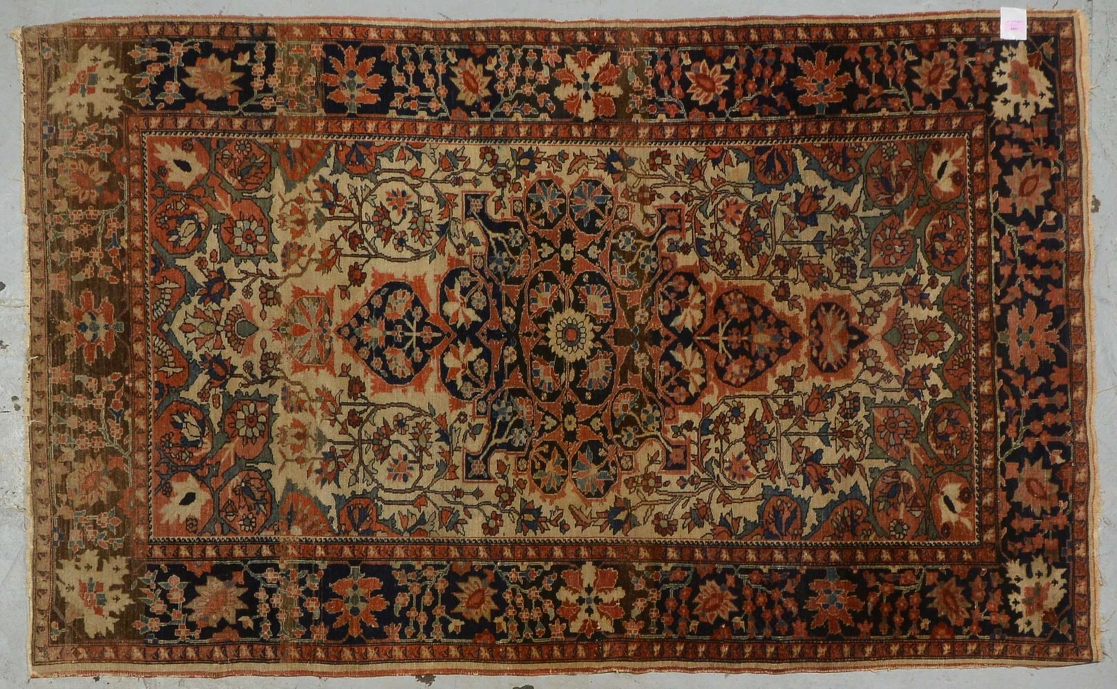 Antiker Orientteppich, feine Kn., Flor unterschiedl. dünn, mit Abrasch, ringsum fest