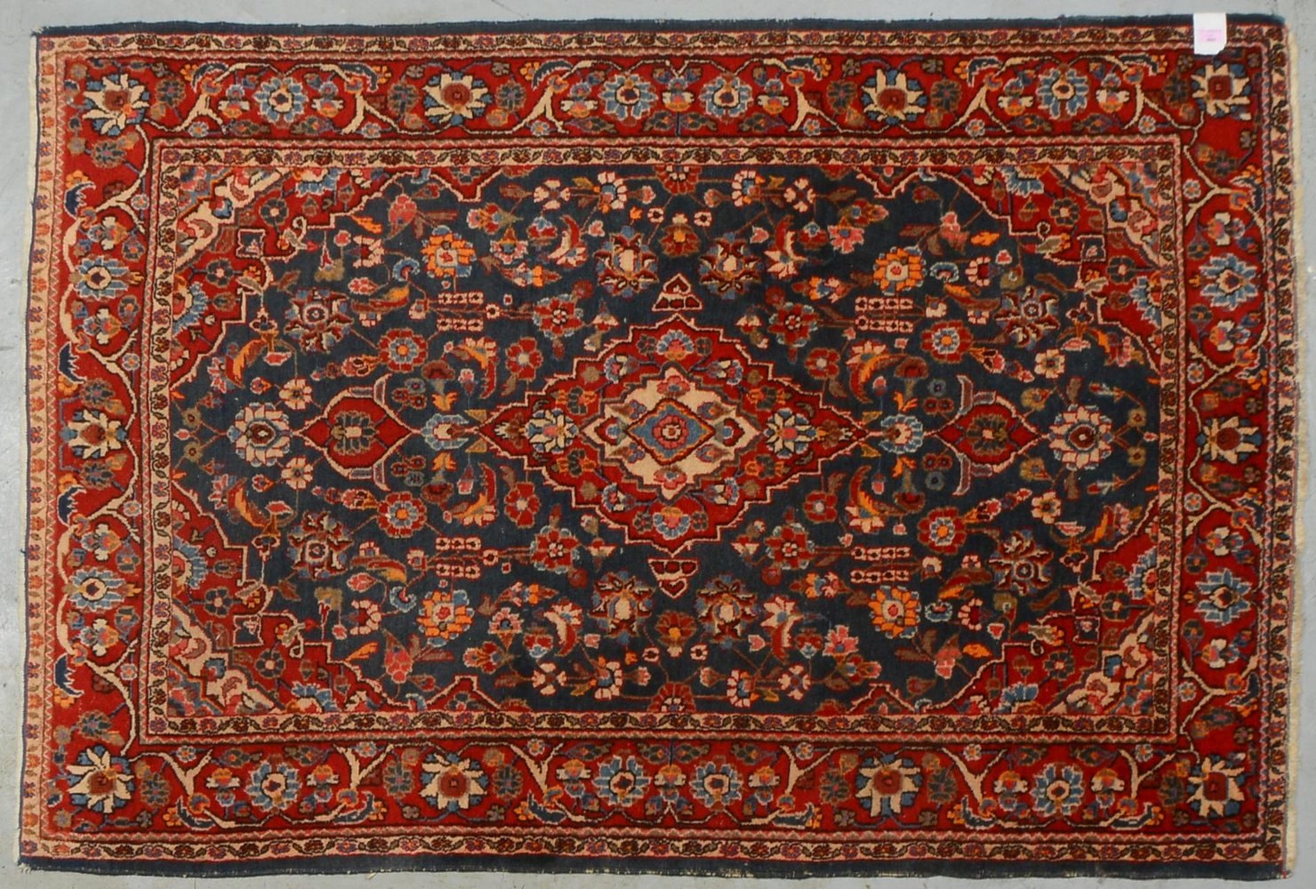 Sarough, gleichm. Flor - guter Zust.; Maße 200 x 135 cm (nur leichte Gebrauchssp.)