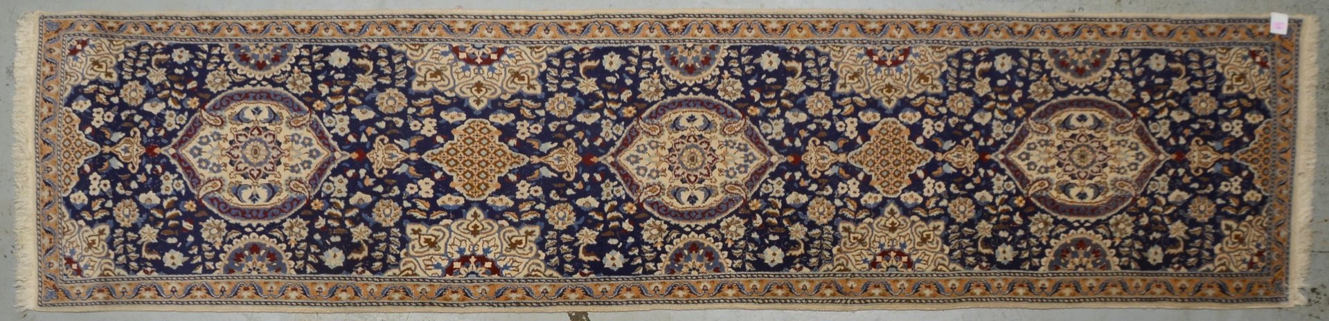 Nain-Galerie, feste Knüpfung, gleichm. Flor - in gutem Zustand; Maße 395 x 92 cm