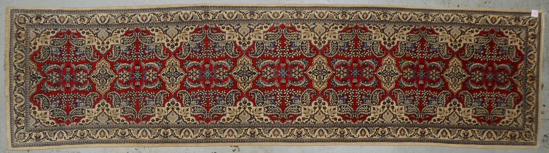 Nain-Galerie, feste mittelfeine Knüpfung, gleichmäßiger Flor; Maße 390 x 100 cm