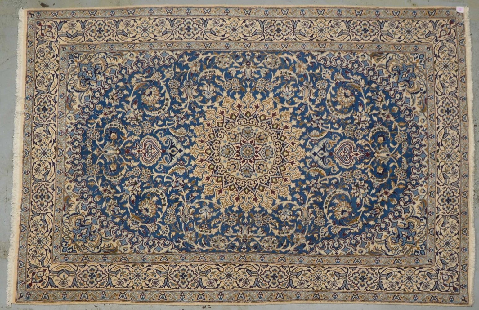 Nain, mit kl. Seidenanteilen, feste mittelf. Kn., guter Zust.; Maße 300 x 200 cm