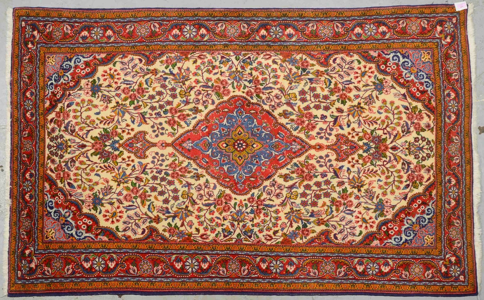 Orientteppich, mittelf. bis feine Kn., hellgrundig, guter Zust.; Maße 212 x 133 cm