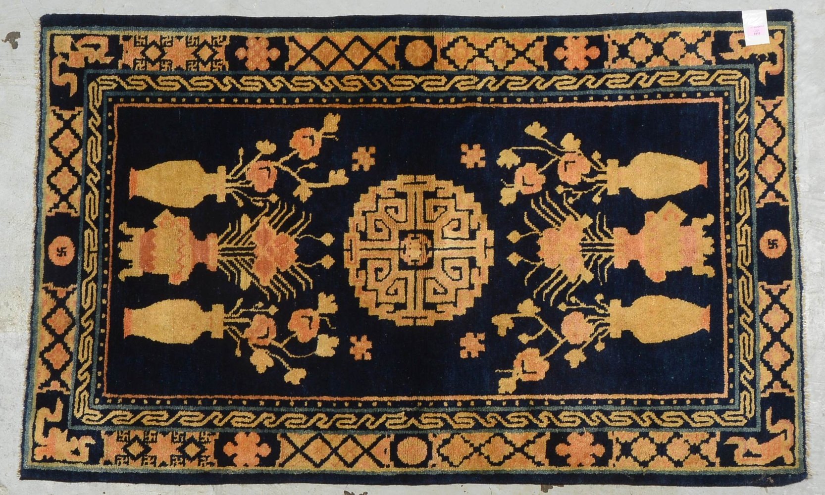 Peking-Teppich, grobe bis mittelfeine Kn., Flor in gutem Zustand; Maße 161 x 100 cm