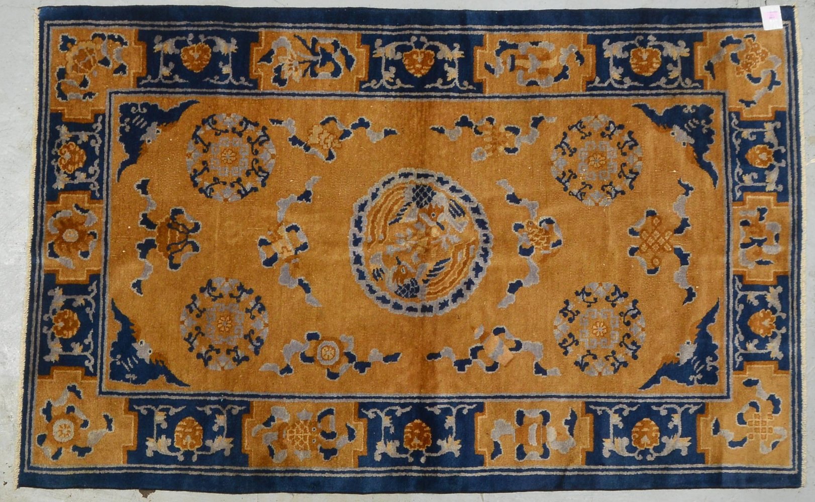 Peking-Teppich, mittelfeine Knüpfung, Flor in gutem Zustand; Maße 200 x 127 cm