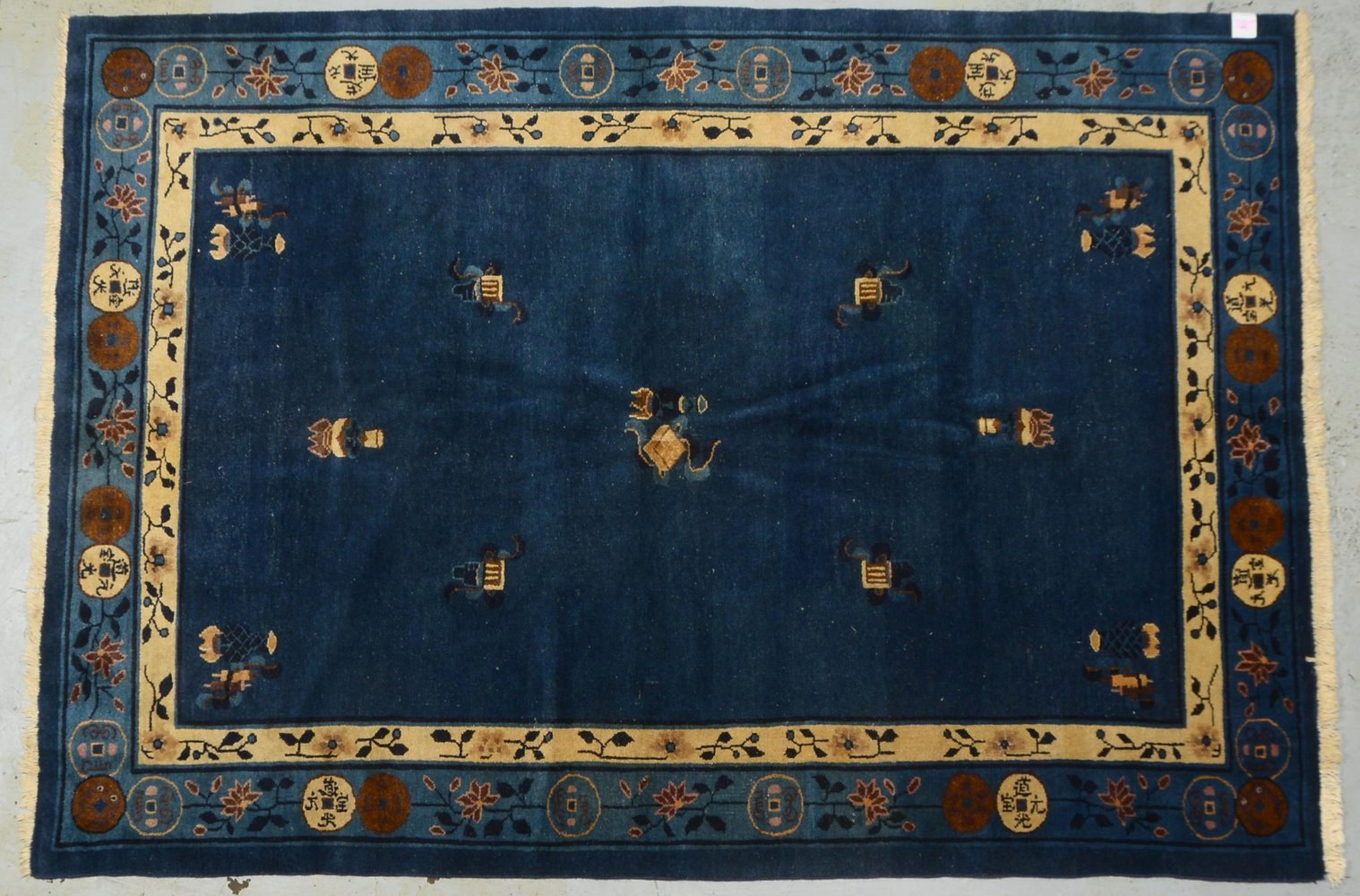 Peking-Teppich, mittelfeine Knüpfung, Flor in gutem Zustand; Maße 268 x 185 cm