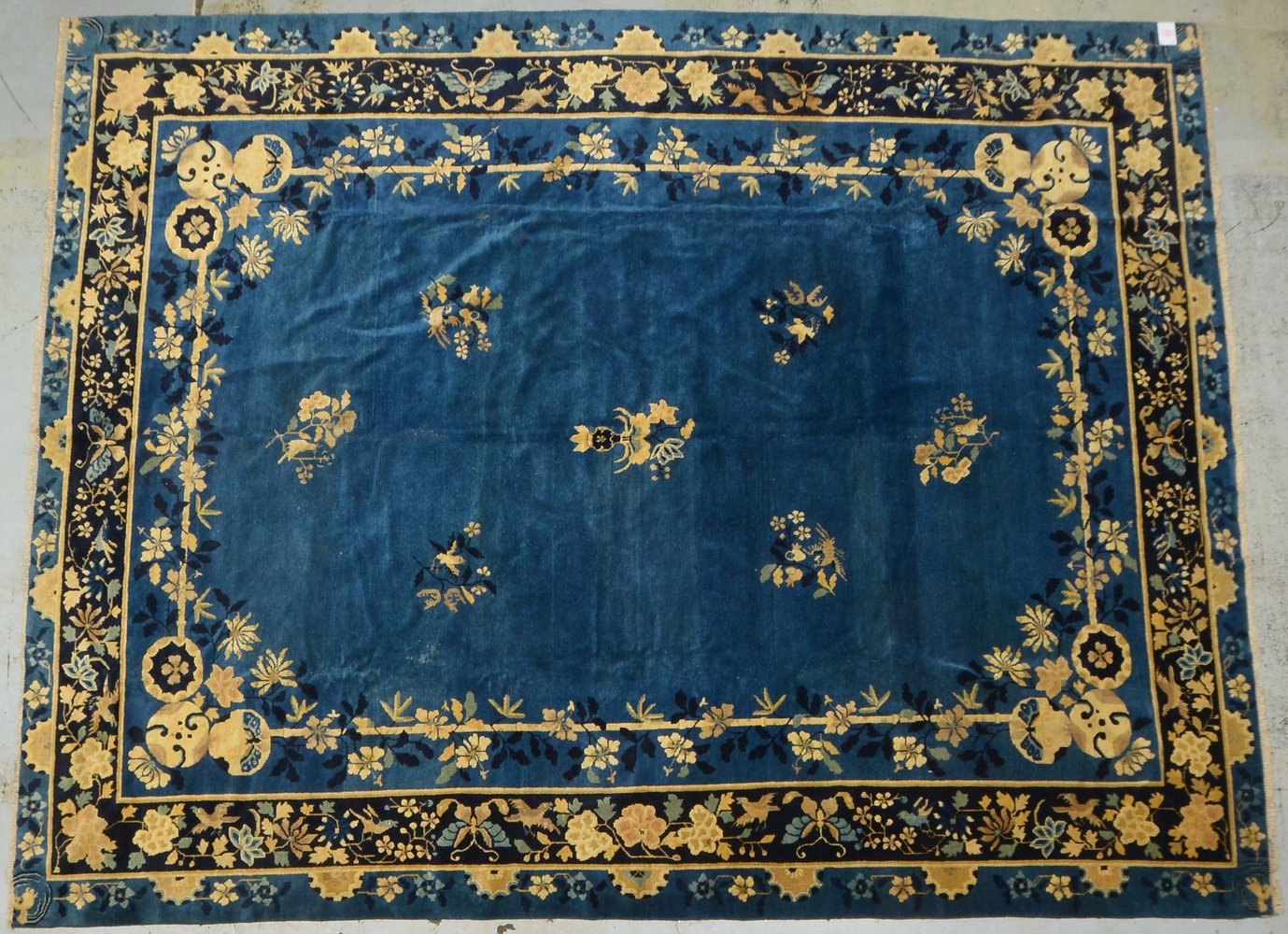 Peking-Teppich, mittelfeine Kn., weitgehend gleichm. Flor; Maße 335 x 260 cm