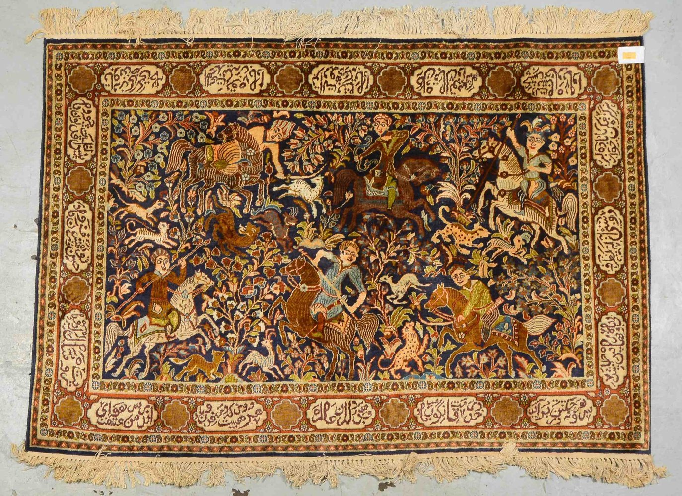Kaschmir-Seidenteppich, feine Kn., jagdl. Motiv, Bordüre mit Kartuschen/arab. Schrift