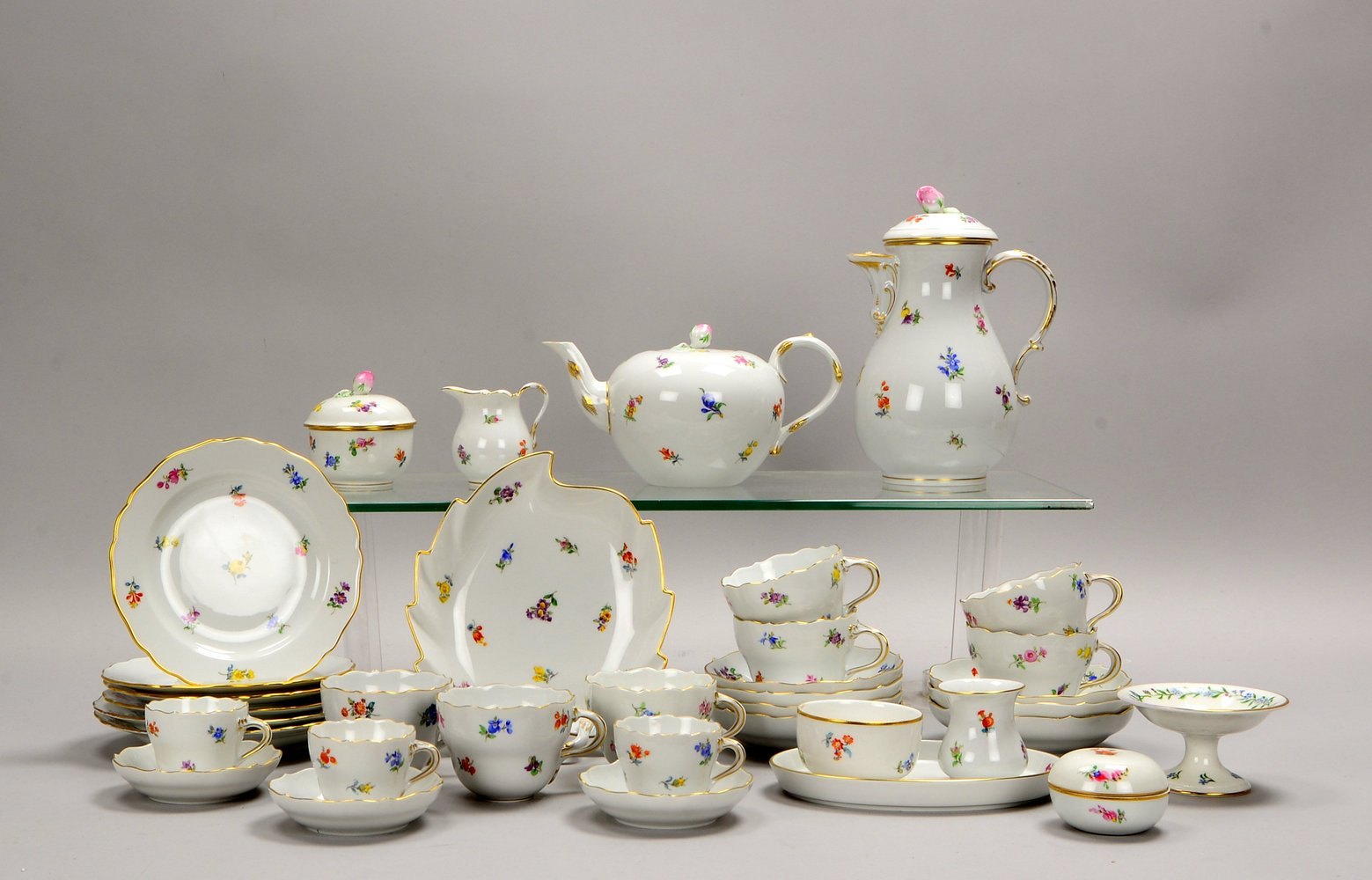 Meissen, Kaffee-/Tee-/Mokkaservice, div. Teile; dazu Tischaufsatzschale (dekorabw.)