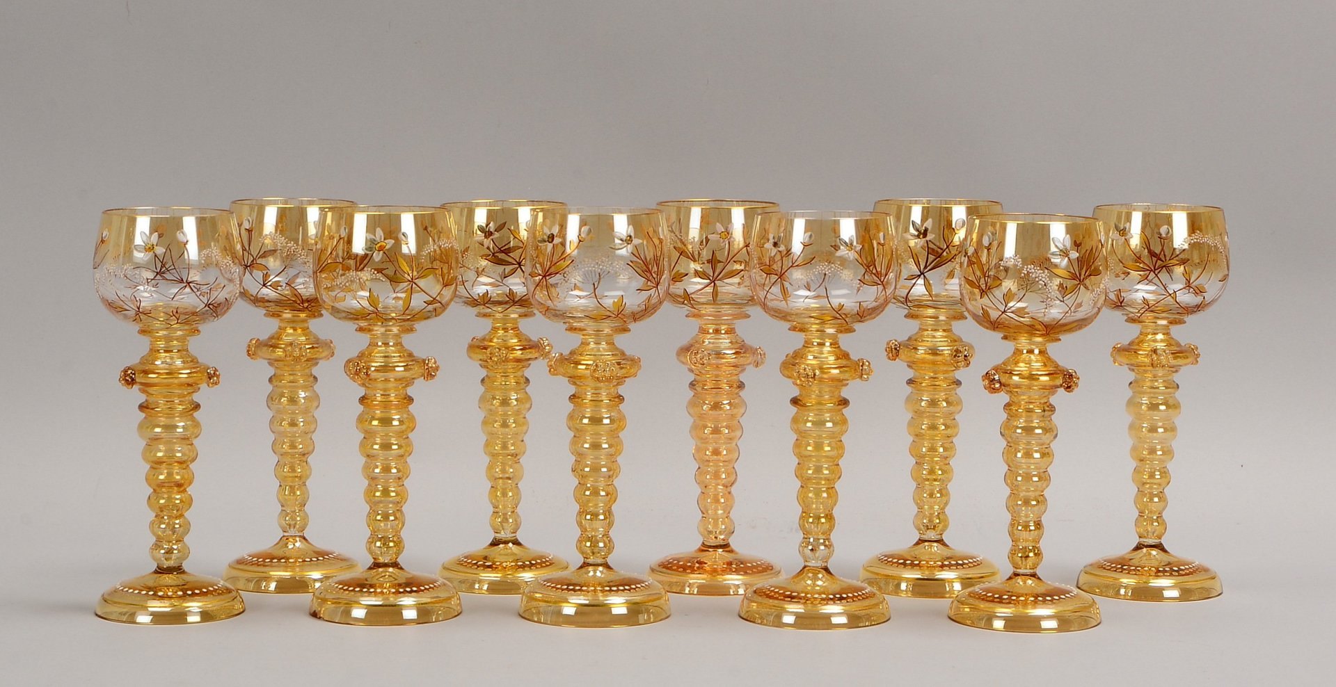 10 Weißweingläser (Biedermeier), leicht iris. Glas, mit Noppen und Emaillemalerei