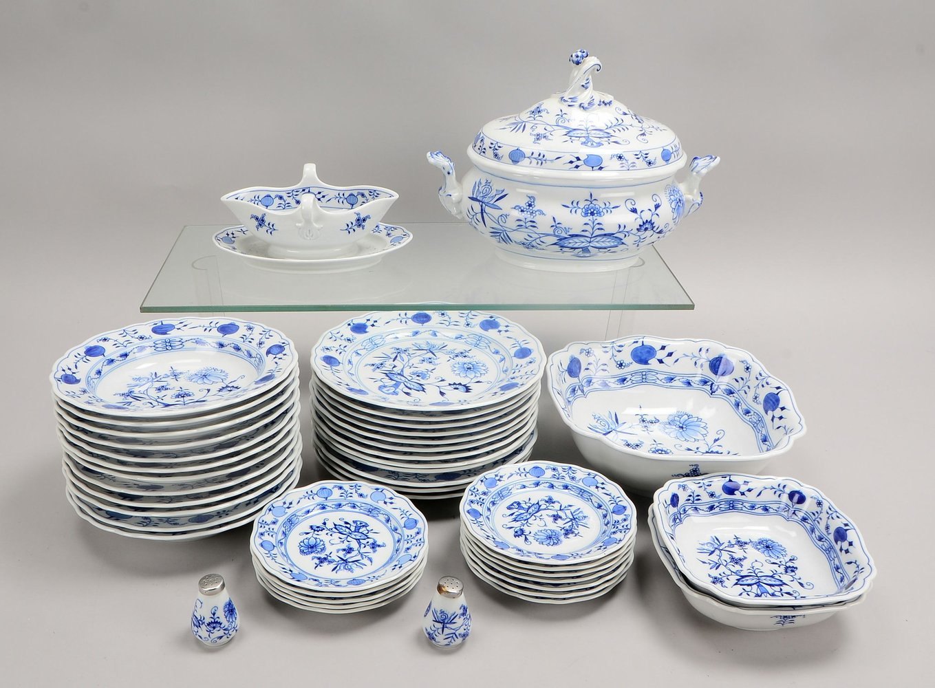 Meissen, Tafelservice, mit Zwiebelmuster, für 12 Pers., div. Teller und Servierteile