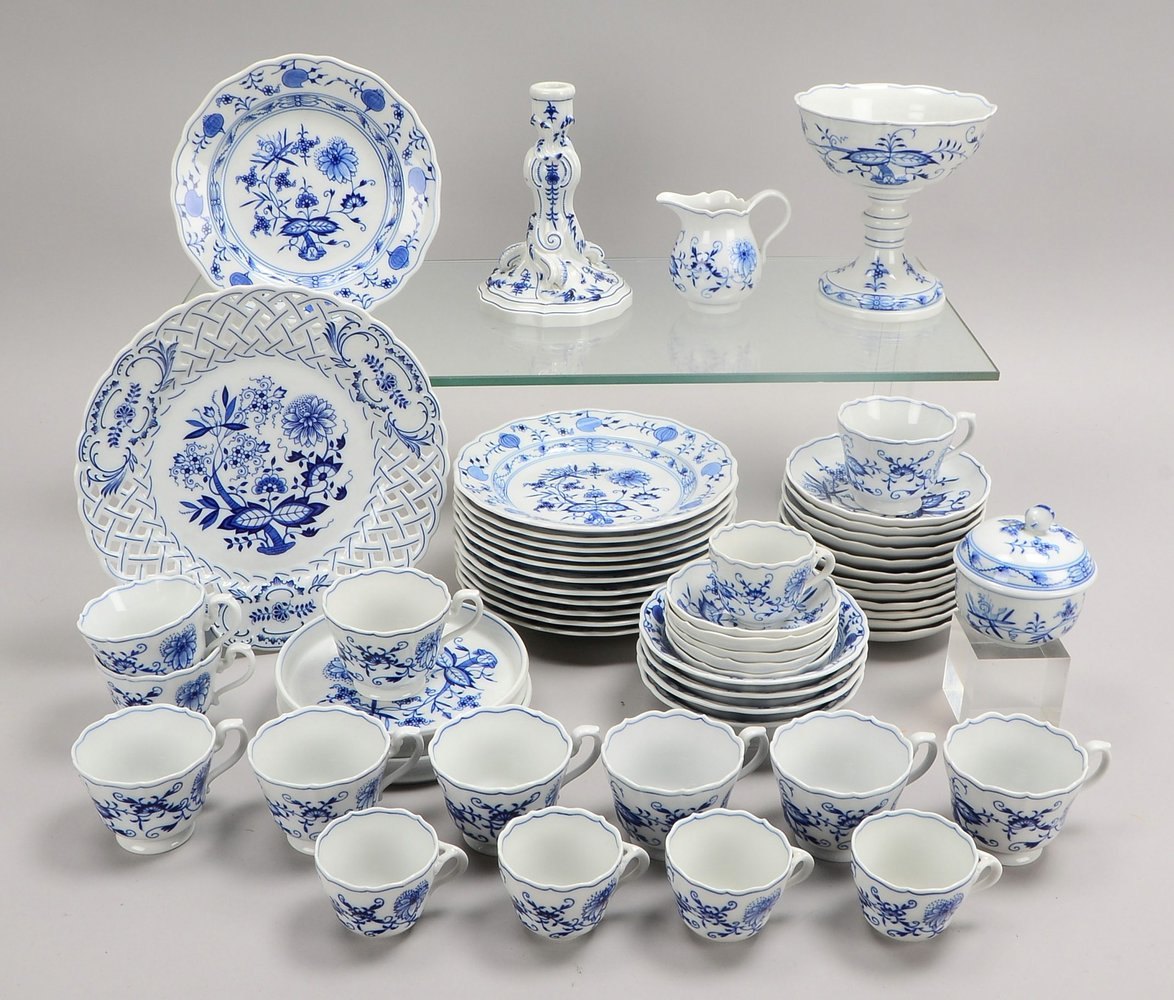 Meissen, Kaffee-/Mokkaservice, Zwiebelm., div.; dazu 1 Hutschenreuther-Schale